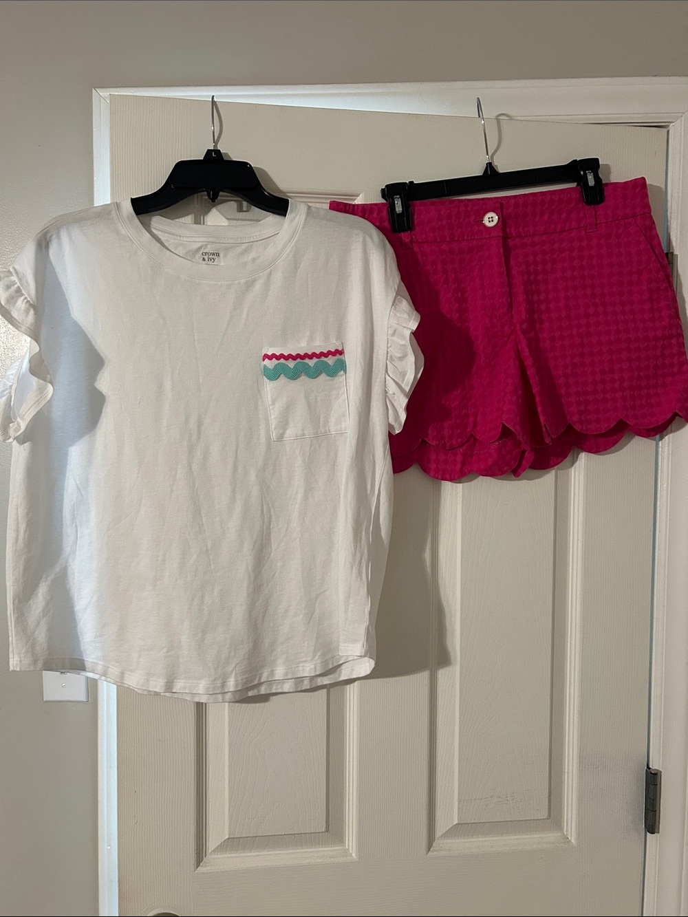 Crown & Ivy Hot Pink Textured Shorts with White Trim
Shirt large shorts size 10